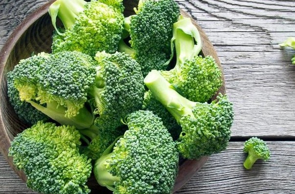 Loại rau vào vụ đang bán rẻ đầy chợ, người Việt nên ăn để ngăn ngừa tế bào ung thư - Ảnh 2.