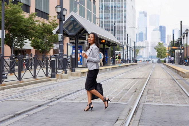 Những món đồ công sở không bao giờ lỗi mốt - Ảnh 2. Những món đồ công sở không bao giờ lỗi mốt - Ảnh 2.