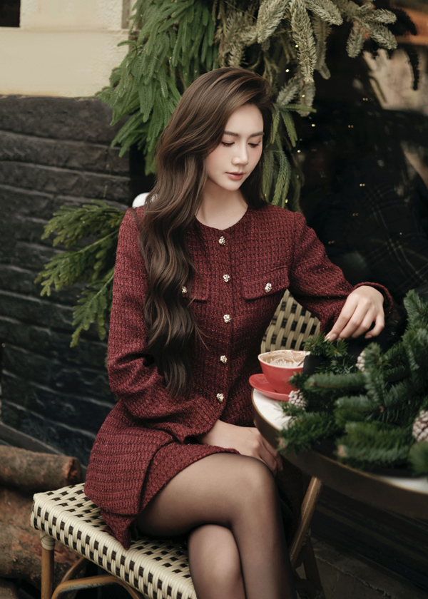 Nữ chính phim 'Cách em 1 milimet' đón giáng sinh với trang phục màu đỏ ngọt ngào - Ảnh 3.