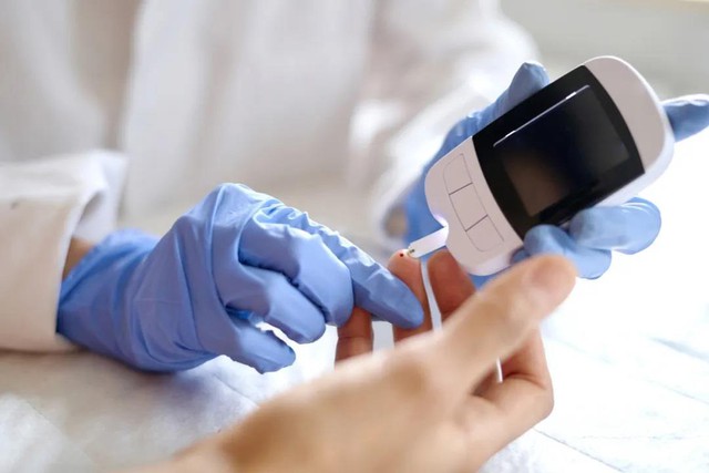 Sáng dậy mà thấy 4 điều này thì đừng đổ tại ‘ngủ chưa đủ’ nữa: Cơ thể đang kêu cứu vì mỡ máu quá cao! - Ảnh 3.