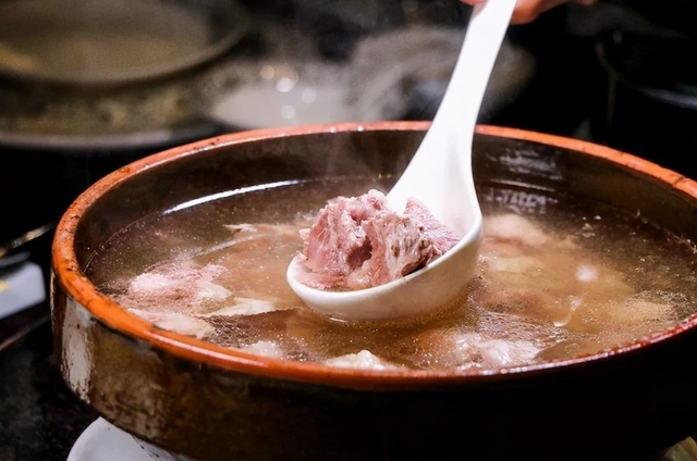 Chị em đua nhau mua nước hầm xương  - Ảnh 2.