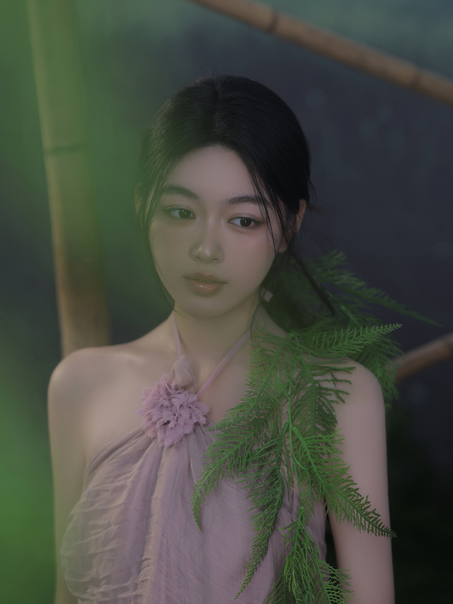 Lọ Lem - con gái MC Quyền Linh gây thương nhớ với áo yếm cách điệu - Ảnh 3. Lọ Lem - con gái MC Quyền Linh gây thương nhớ với áo yếm cách điệu - Ảnh 3.