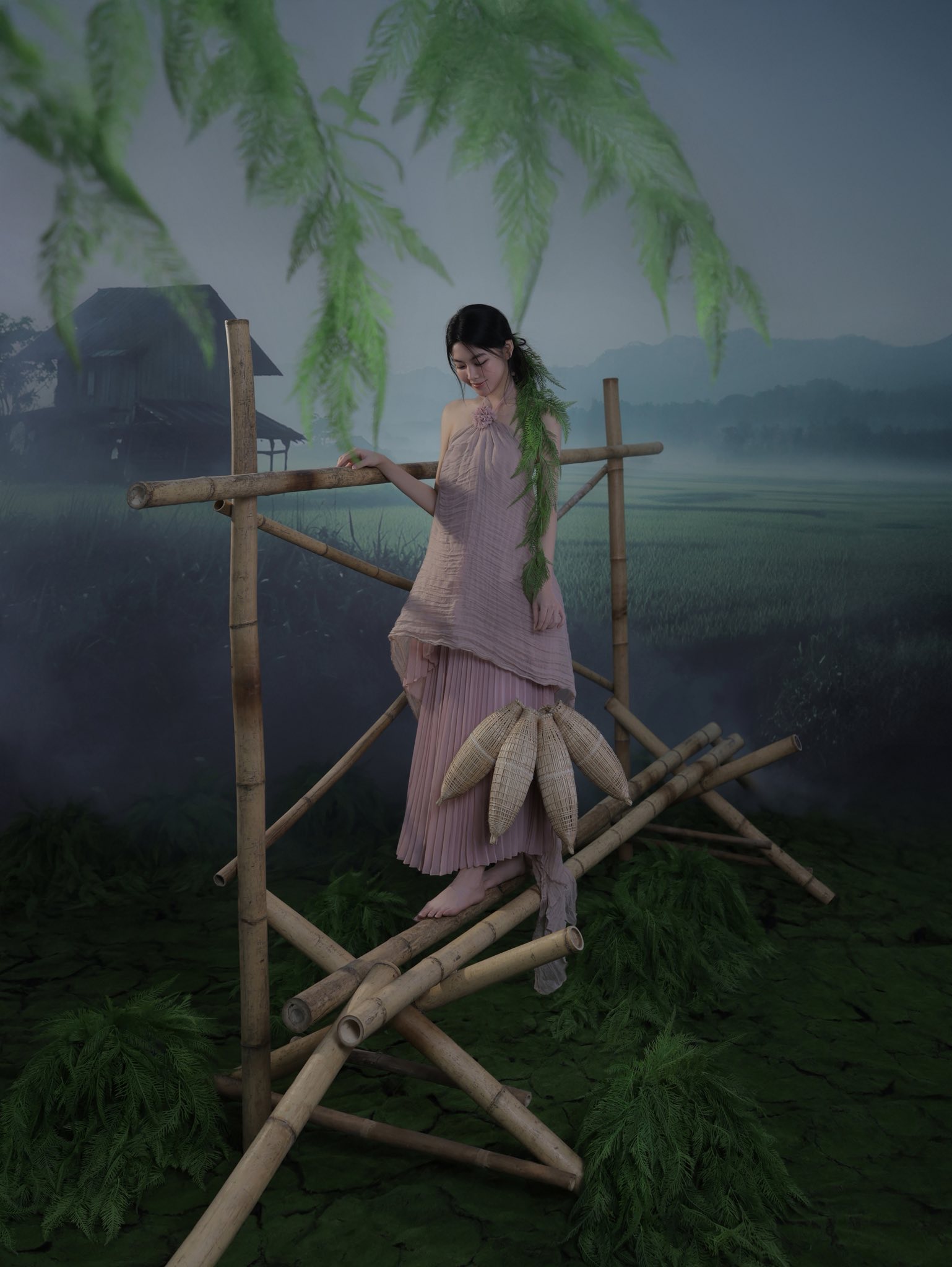 Lọ Lem - con gái MC Quyền Linh gây thương nhớ với áo yếm cách điệu - Ảnh 8. Lọ Lem - con gái MC Quyền Linh gây thương nhớ với áo yếm cách điệu - Ảnh 8.