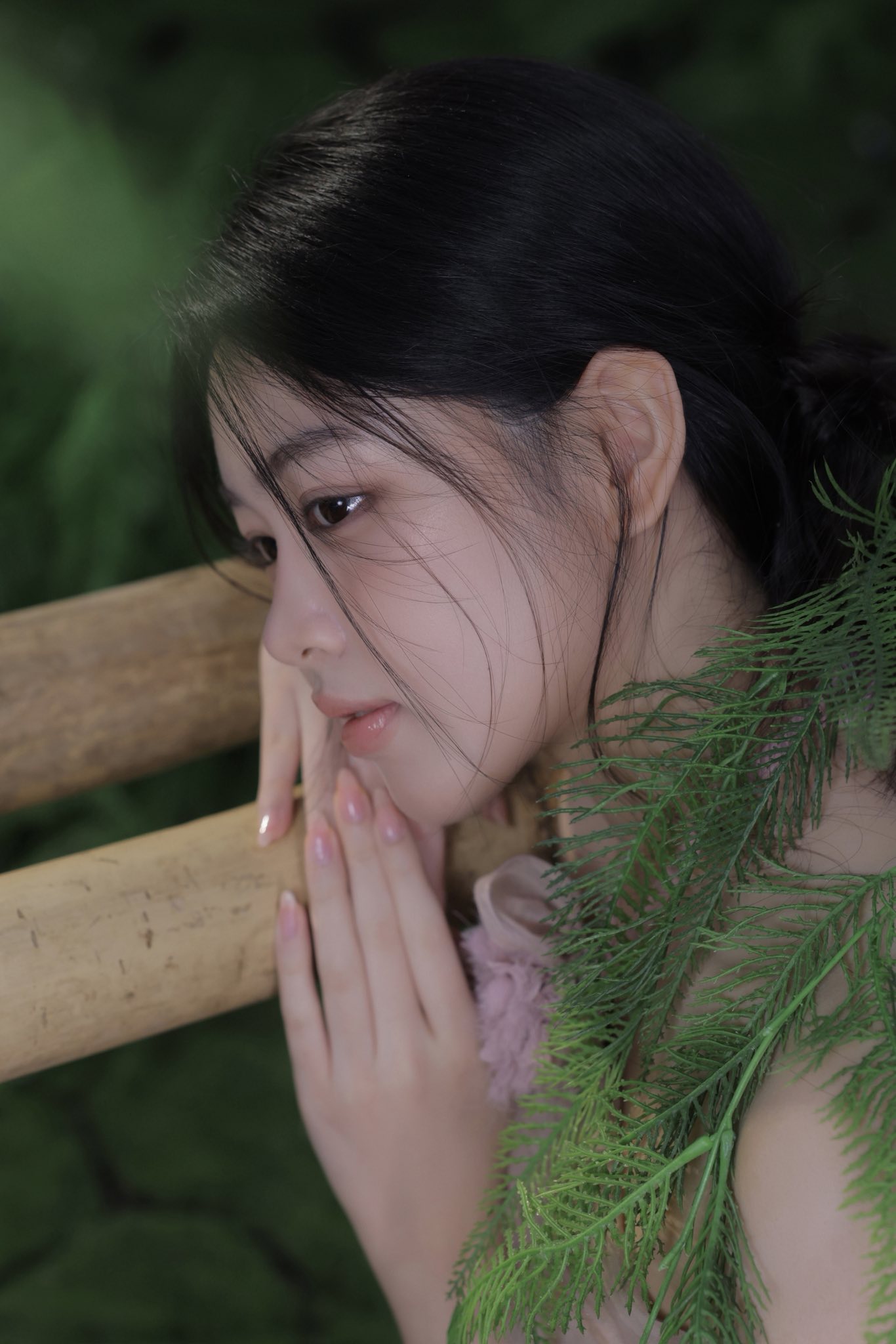 Lọ Lem - con gái MC Quyền Linh gây thương nhớ với áo yếm cách điệu - Ảnh 2. Lọ Lem - con gái MC Quyền Linh gây thương nhớ với áo yếm cách điệu - Ảnh 2.