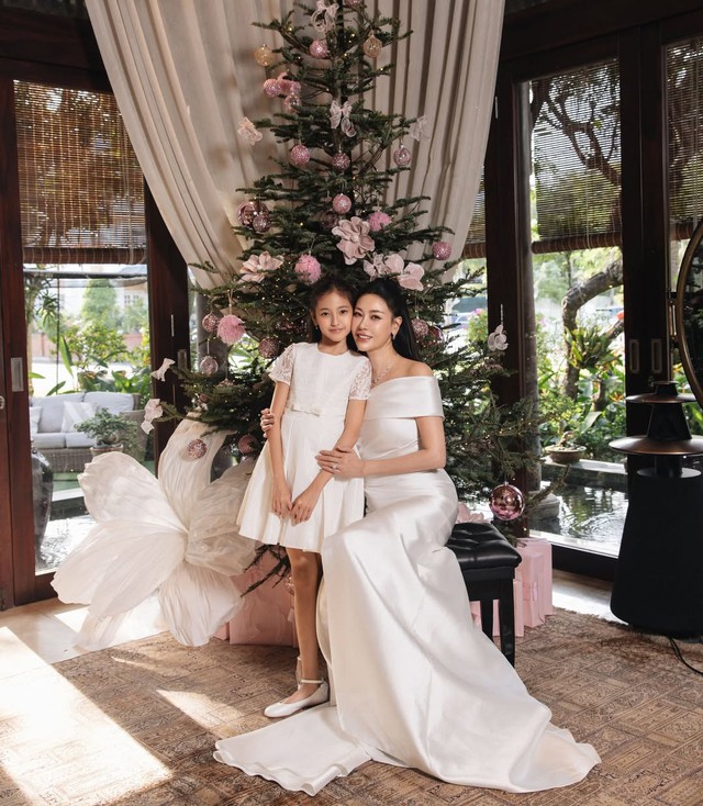 Hoa hậu Hà Kiều Anh và con gái Viann diện đồ sang chảnh đón Giáng sinh - Ảnh 2. Hoa hậu Hà Kiều Anh và con gái Viann diện đồ sang chảnh đón Giáng sinh - Ảnh 2.