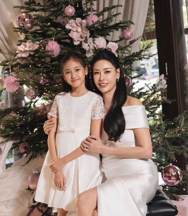 Hoa hậu Hà Kiều Anh và con gái Viann diện đồ sang chảnh đón Giáng sinh - Ảnh 11. Hoa hậu Hà Kiều Anh và con gái Viann diện đồ sang chảnh đón Giáng sinh - Ảnh 11.