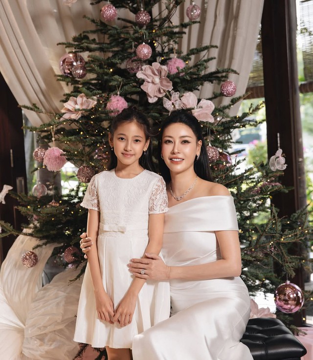 Hoa hậu Hà Kiều Anh và con gái Viann diện đồ sang chảnh đón Giáng sinh - Ảnh 3. Hoa hậu Hà Kiều Anh và con gái Viann diện đồ sang chảnh đón Giáng sinh - Ảnh 3.