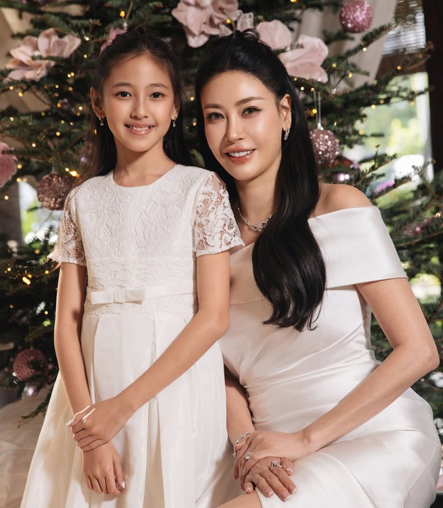 Hoa hậu Hà Kiều Anh và con gái Viann diện đồ sang chảnh đón Giáng sinh - Ảnh 1. Hoa hậu Hà Kiều Anh và con gái Viann diện đồ sang chảnh đón Giáng sinh - Ảnh 1.