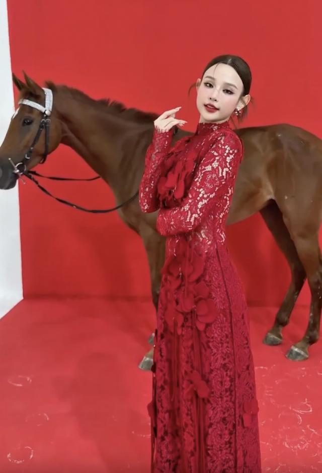 Huyền Baby nổi bật với concept đỏ rực , Chào năm mới 2026 đầy hứa hẹn - Ảnh 3. Huyền Baby nổi bật với concept đỏ rực , Chào năm mới 2026 đầy hứa hẹn - Ảnh 3.