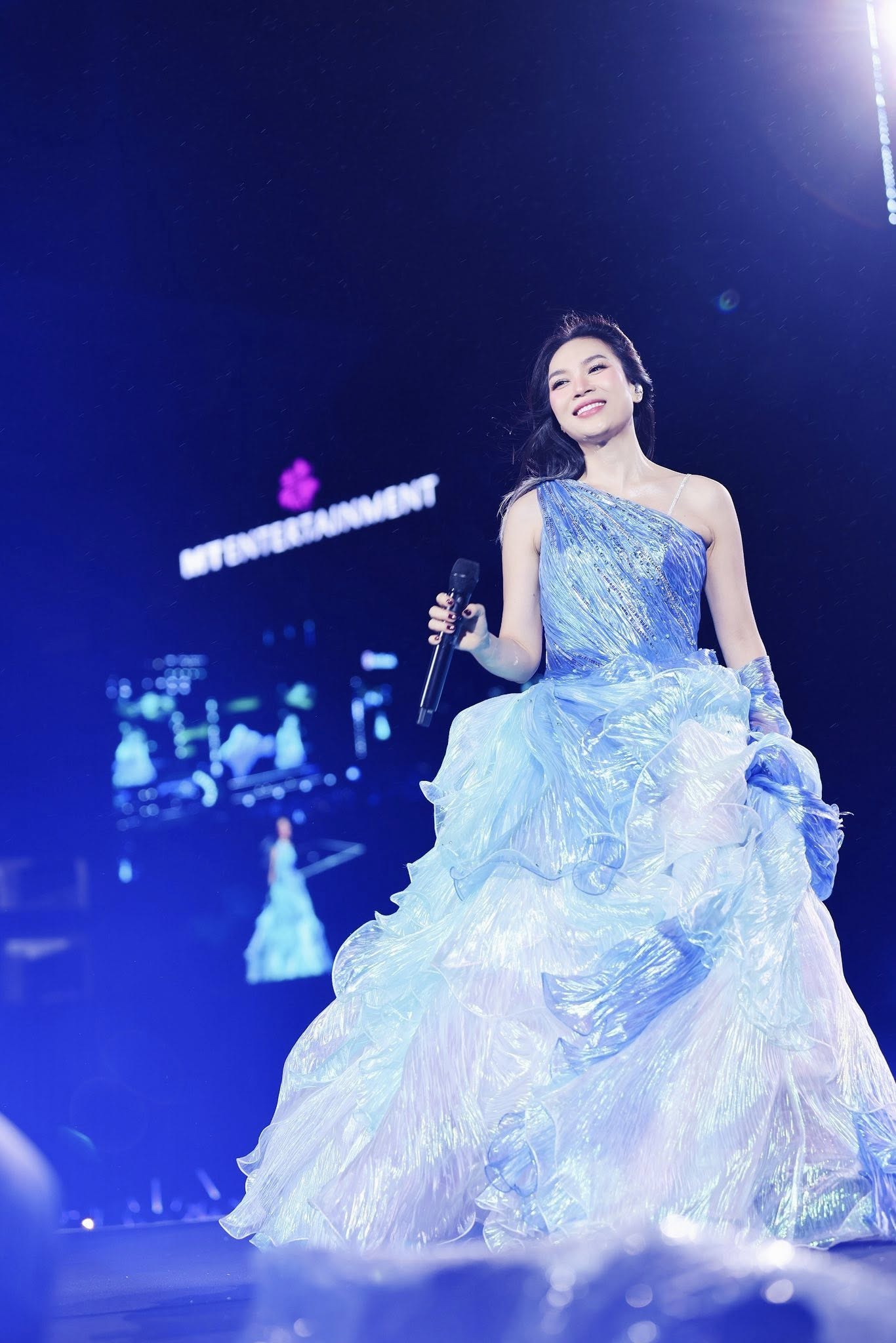 Mỹ Tâm hiếm hoi diện đồ xuyên thấu - Ảnh 13. Mỹ Tâm hiếm hoi diện đồ xuyên thấu - Ảnh 13.