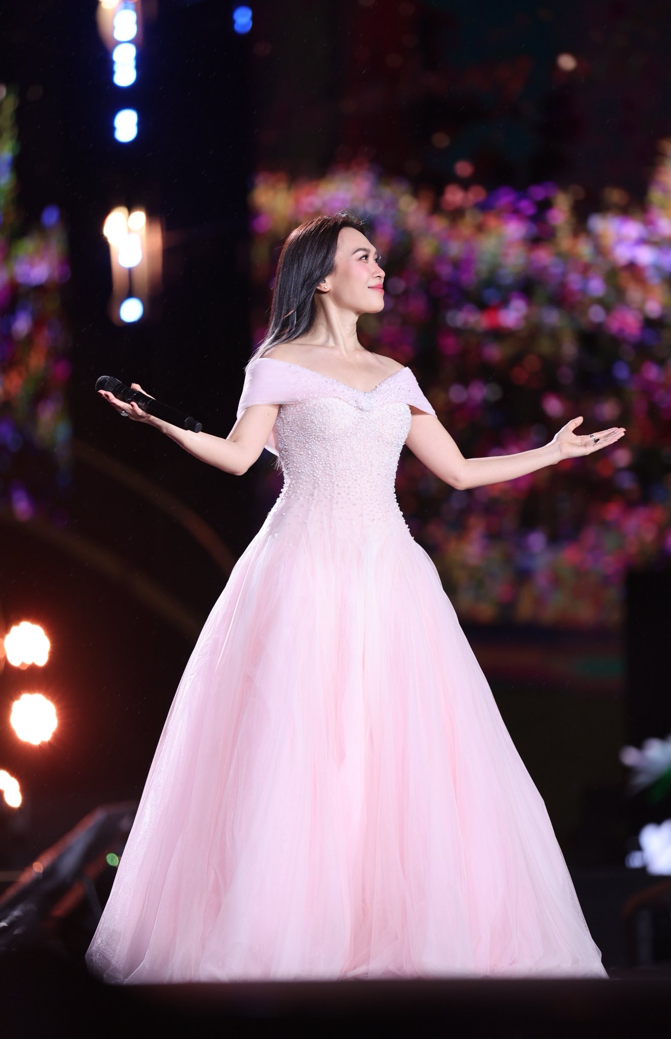 Mỹ Tâm hiếm hoi diện đồ xuyên thấu - Ảnh 11. Mỹ Tâm hiếm hoi diện đồ xuyên thấu - Ảnh 11.