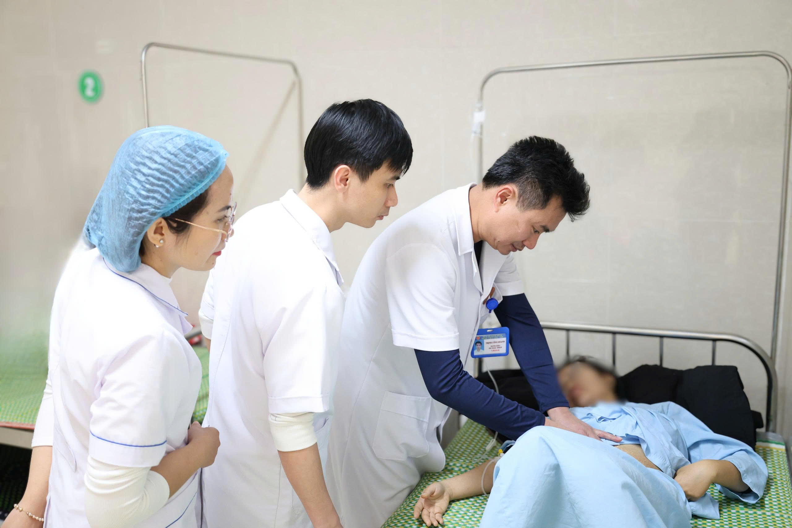 Hồi sinh sau ca đại phẫu: Lời cảm ơn nghẹn ngào của người mẹ mất 2000ml máu - Ảnh 2.