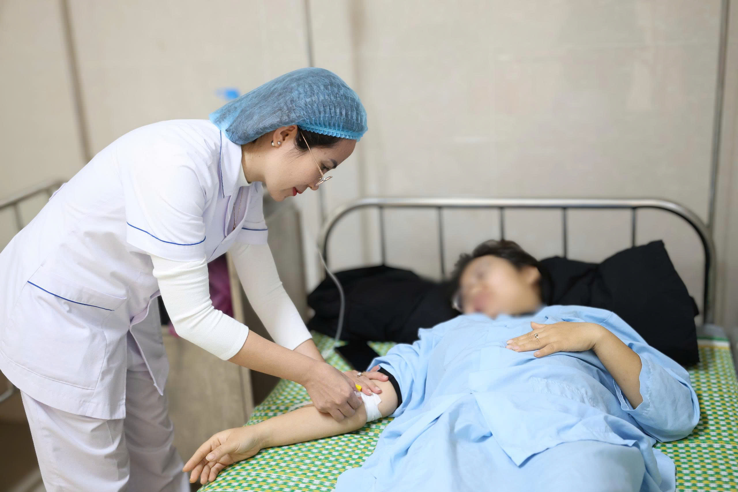 Hồi sinh sau ca đại phẫu: Lời cảm ơn nghẹn ngào của người mẹ mất 2000ml máu - Ảnh 3.