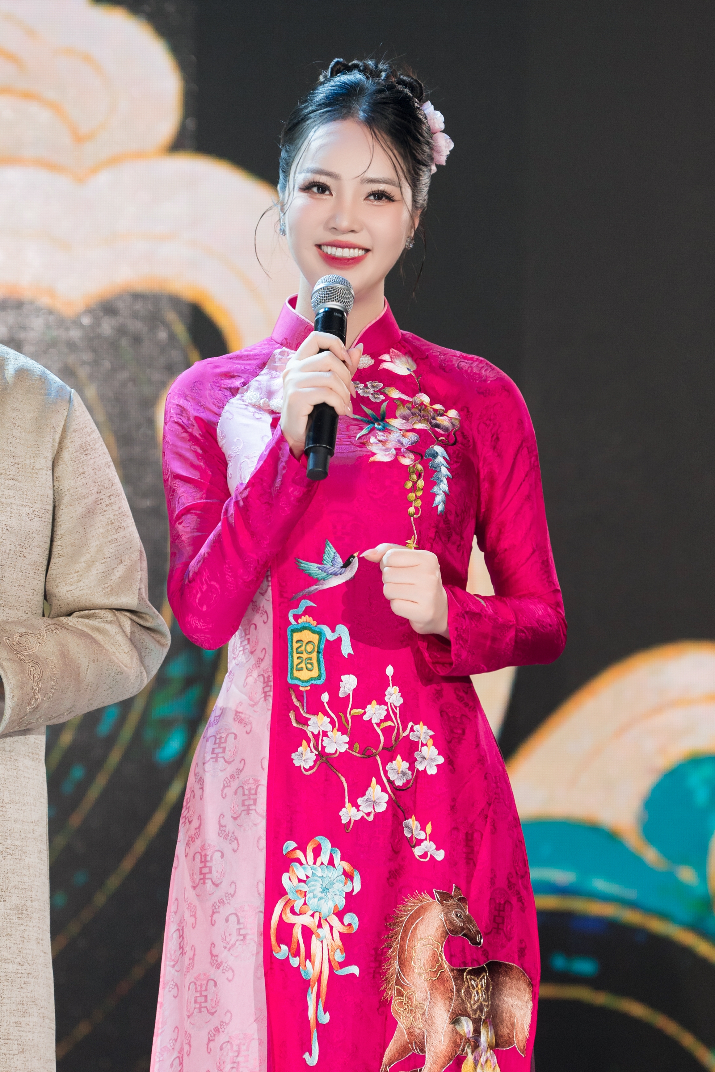 BTV Thụy Vân rạng rỡ trên sóng truyền hình quốc gia với áo dài của NTK Ngọc Lan - Ảnh 7.