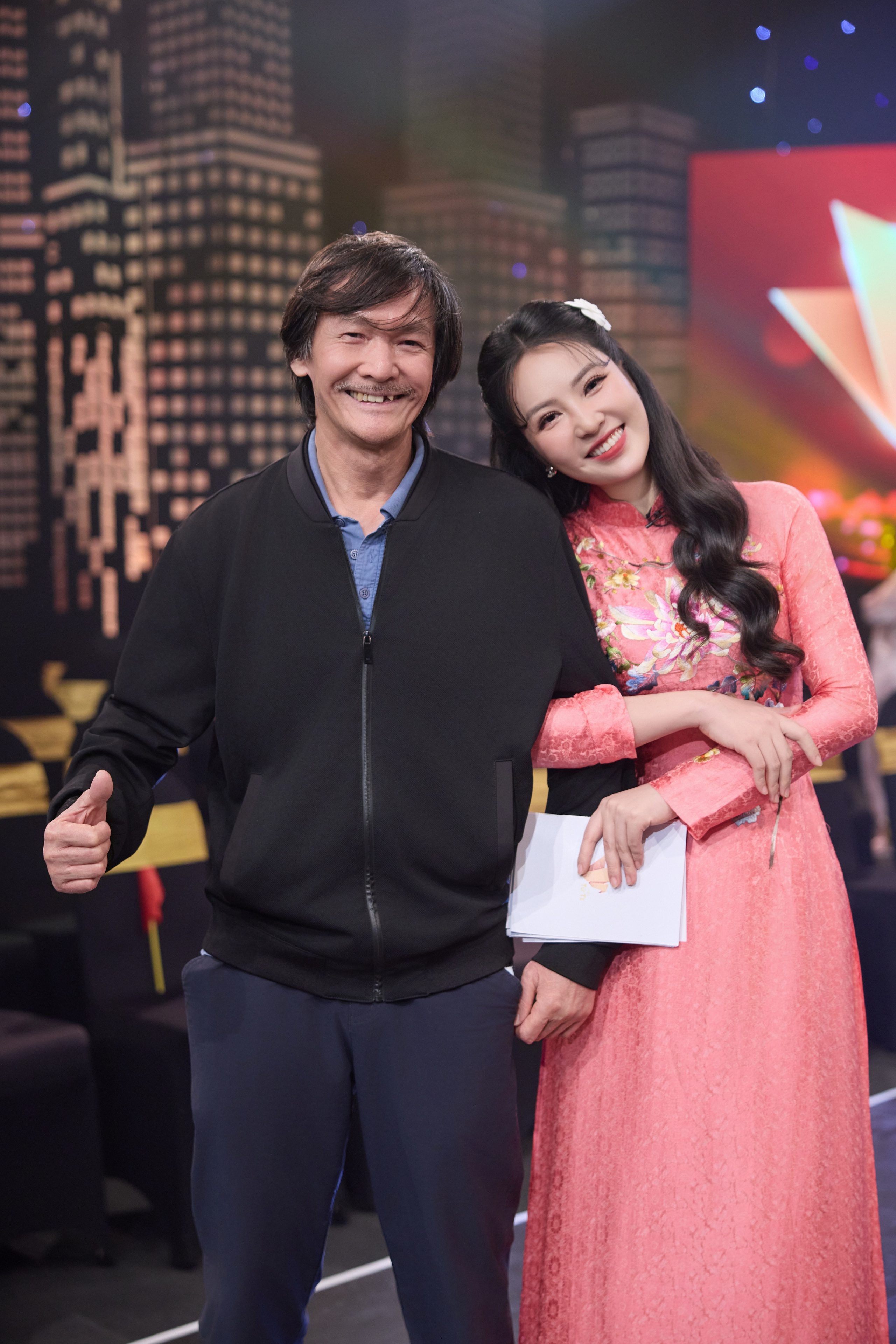 BTV Thụy Vân rạng rỡ trên sóng truyền hình quốc gia với áo dài của NTK Ngọc Lan - Ảnh 9.