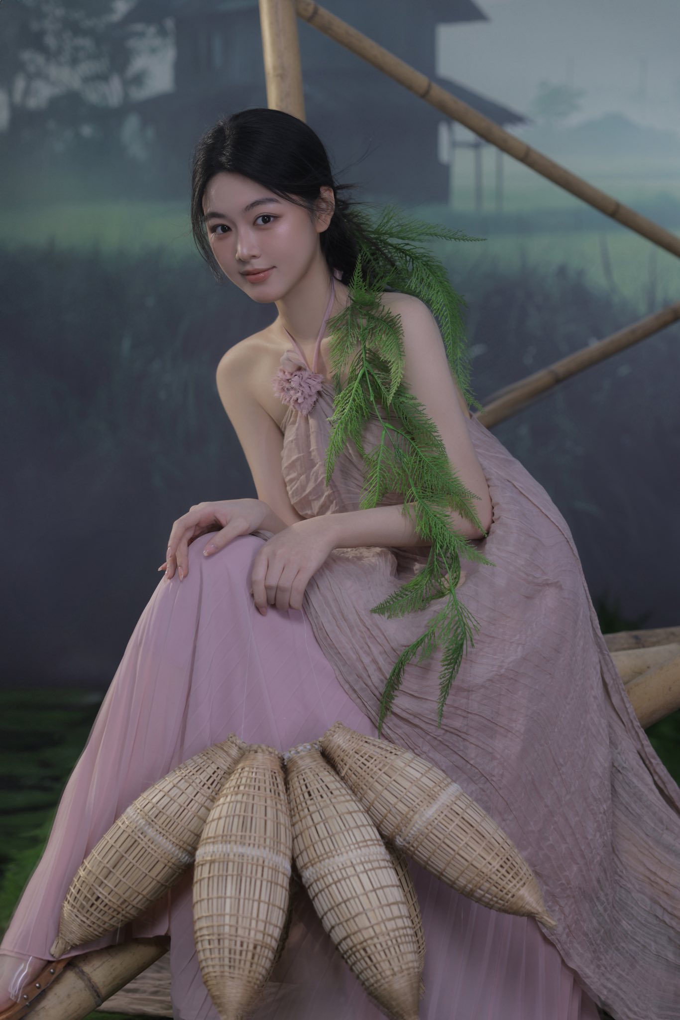 Lọ Lem - con gái MC Quyền Linh gây thương nhớ với áo yếm cách điệu - Ảnh 4.