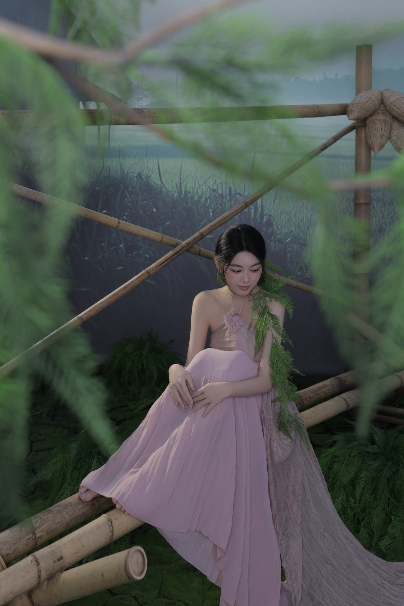 Lọ Lem - con gái MC Quyền Linh gây thương nhớ với áo yếm cách điệu - Ảnh 7.