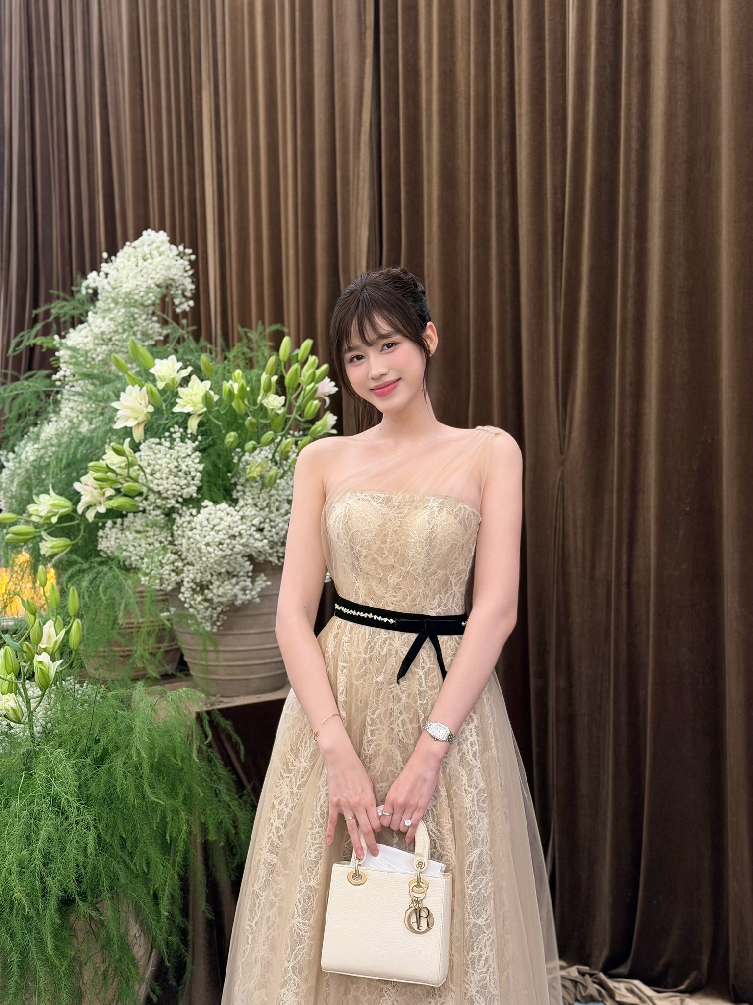 Đỗ Thị Hà nổi bật với trang phục hiệu và phụ kiện triệu đô tại đám cưới bạn thân - Ảnh 1. Đỗ Thị Hà nổi bật với trang phục hiệu và phụ kiện triệu đô tại đám cưới bạn thân - Ảnh 1.