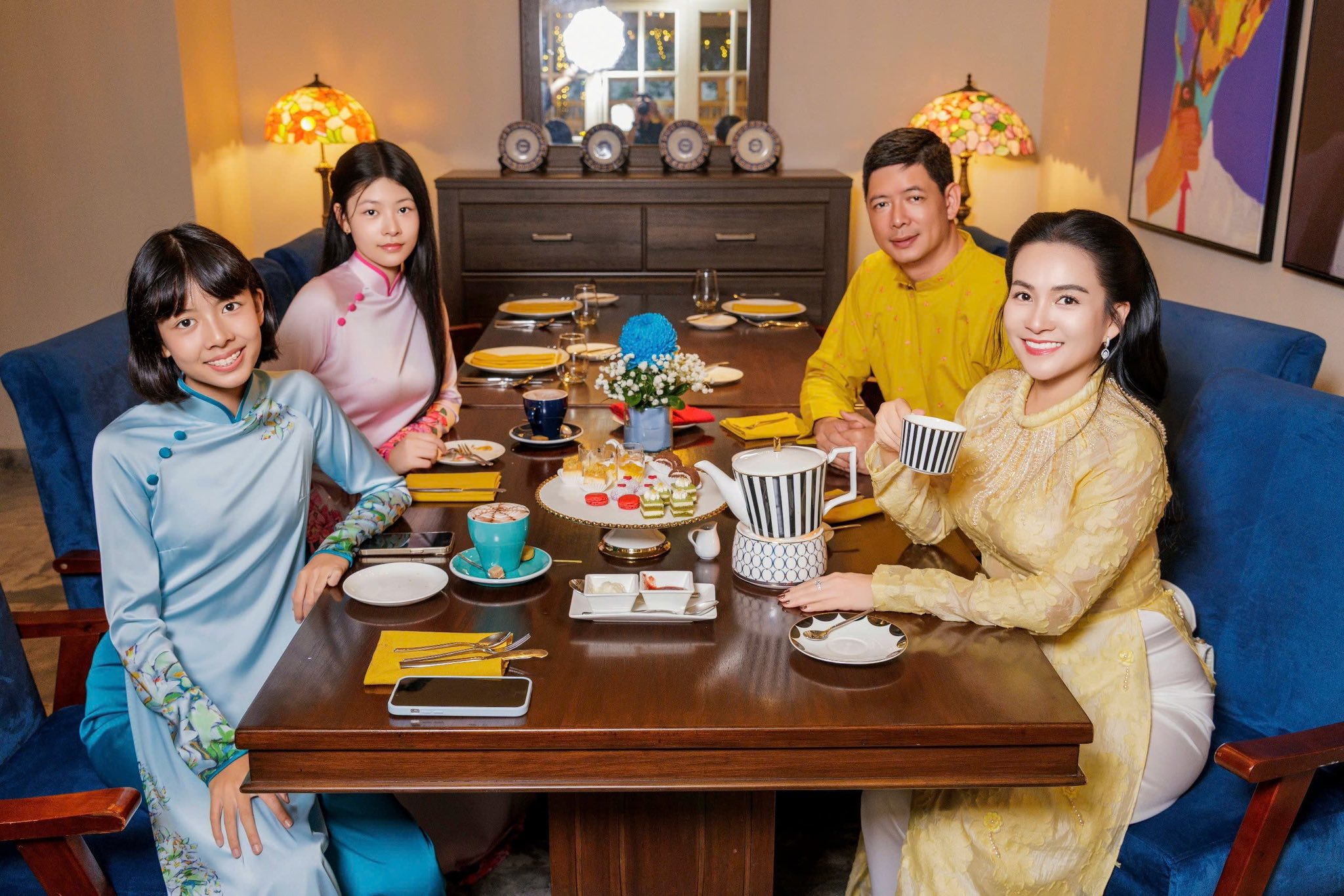 Vợ và hai con gái Bình Minh gây chú ý với bộ ảnh Tết 2026 - Ảnh 3.