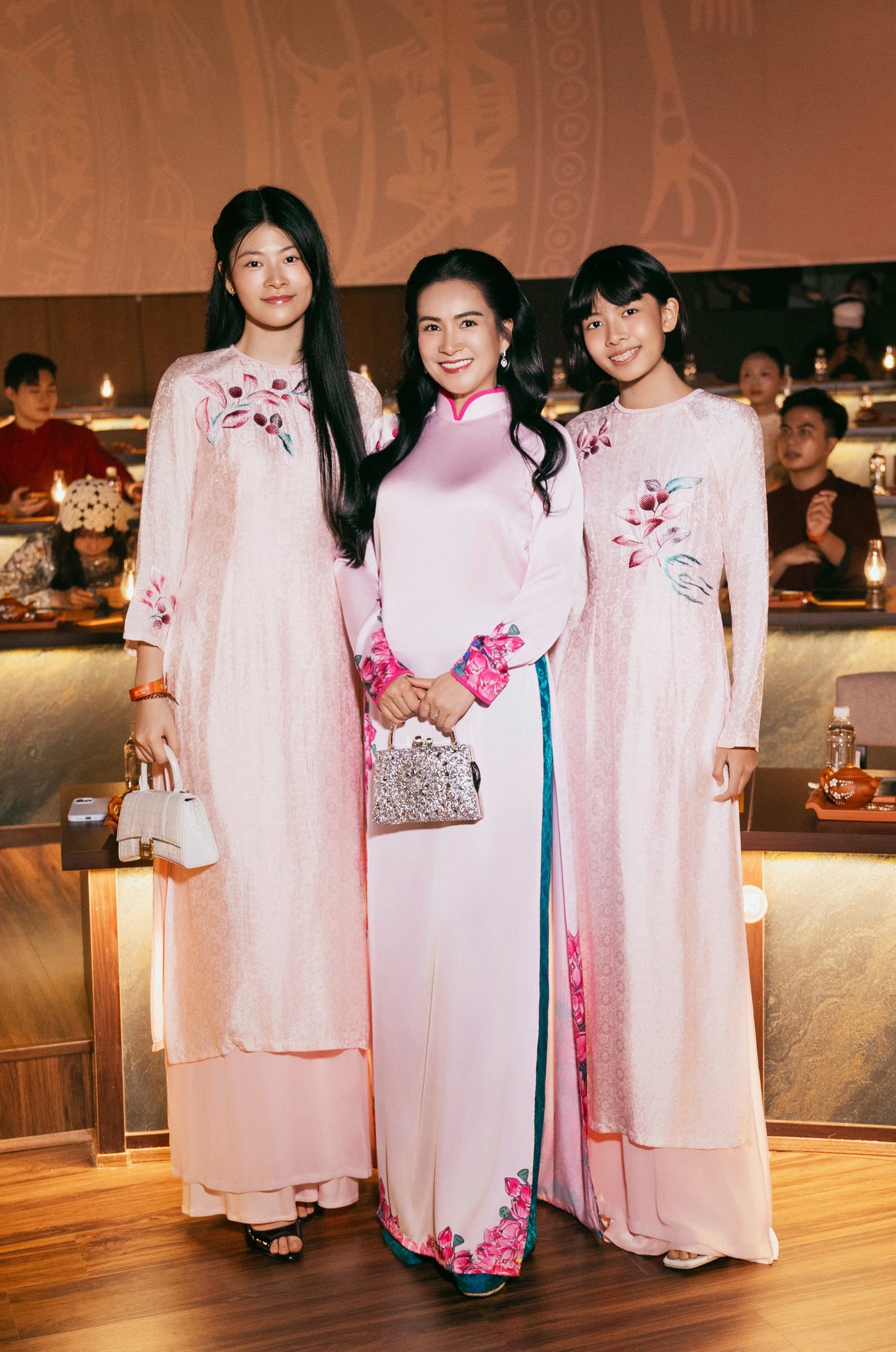 Vợ và hai con gái Bình Minh gây chú ý với bộ ảnh Tết 2026 - Ảnh 7.