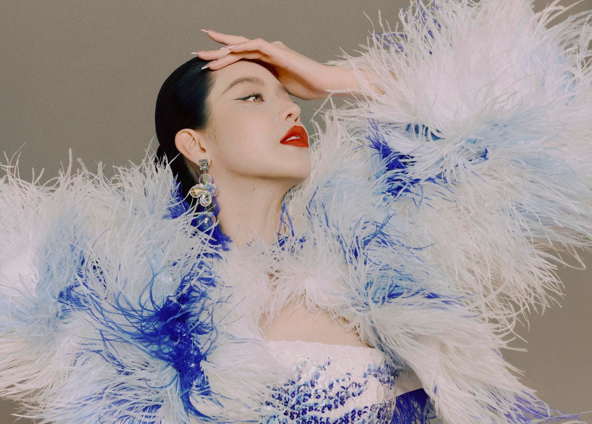 Hoa hậu quê Đà Nẵng tỏa sáng trong bộ ảnh cuối năm đầy ấn tượng - Ảnh 2.