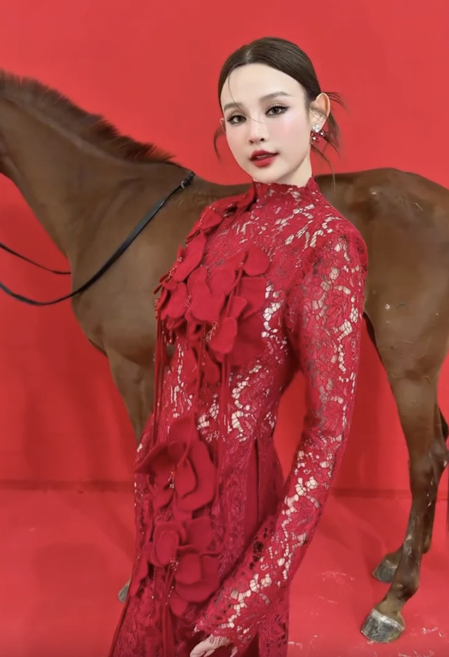Huyền Baby nổi bật với concept đỏ rực , Chào năm mới 2026 đầy hứa hẹn - Ảnh 2. Huyền Baby nổi bật với concept đỏ rực , Chào năm mới 2026 đầy hứa hẹn - Ảnh 2.