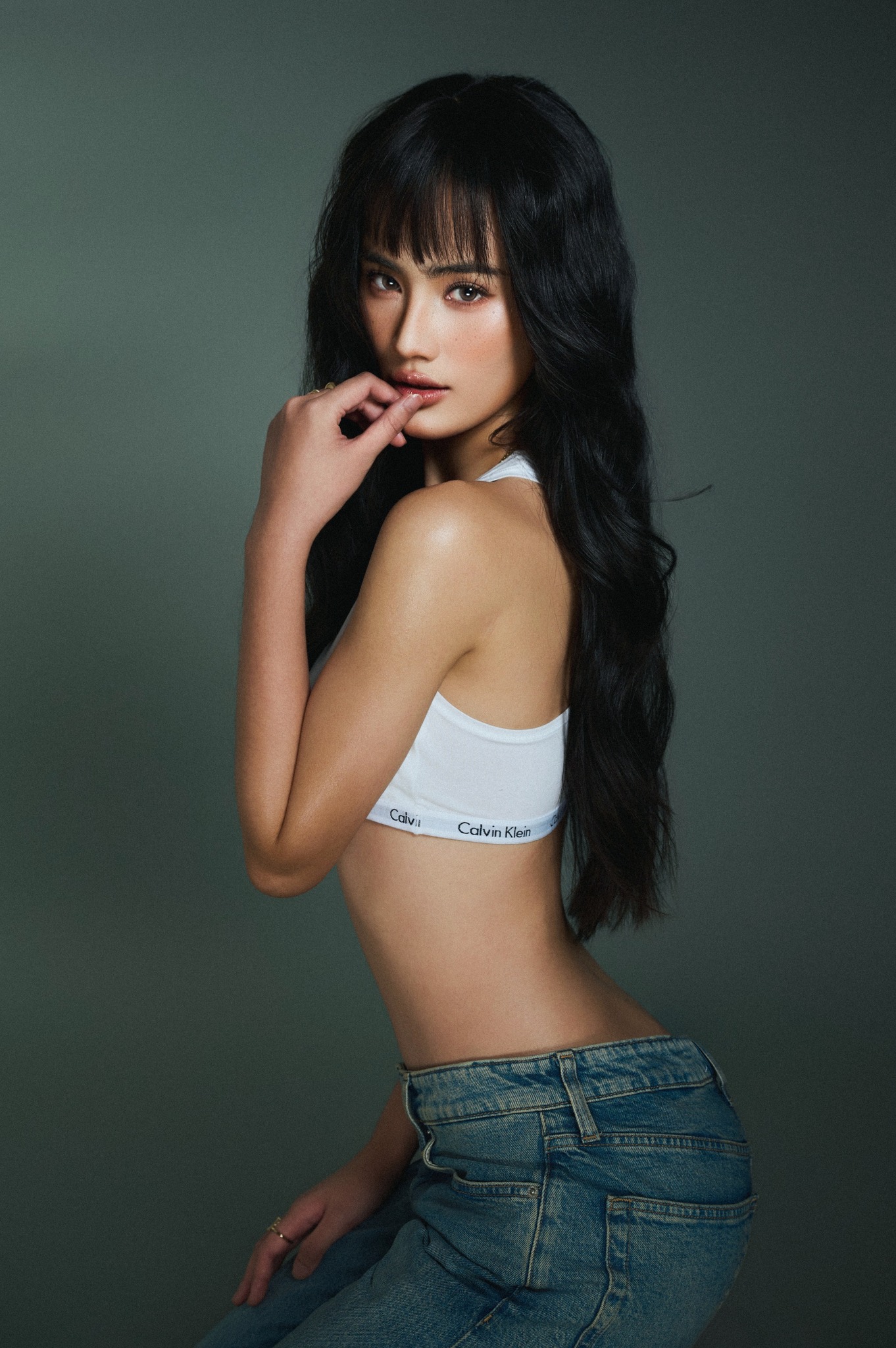 Ý Nhi sexy trước khi kết thúc nhiệm kỳ Hoa hậu: Sự lột xác ngoạn mục - Ảnh 2.