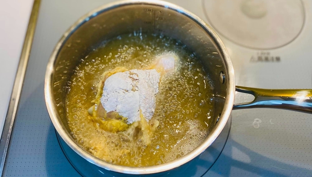 Cách làm đùi gà chiên giòn lắc phô mai dễ làm tại nhà cho trẻ nhỏ mê tít - Ảnh 4.