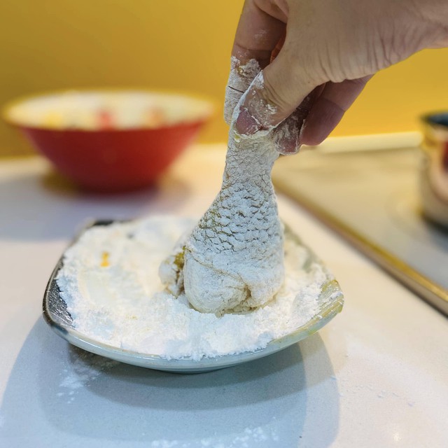 Cách làm đùi gà chiên giòn lắc phô mai dễ làm tại nhà cho trẻ nhỏ mê tít - Ảnh 6.
