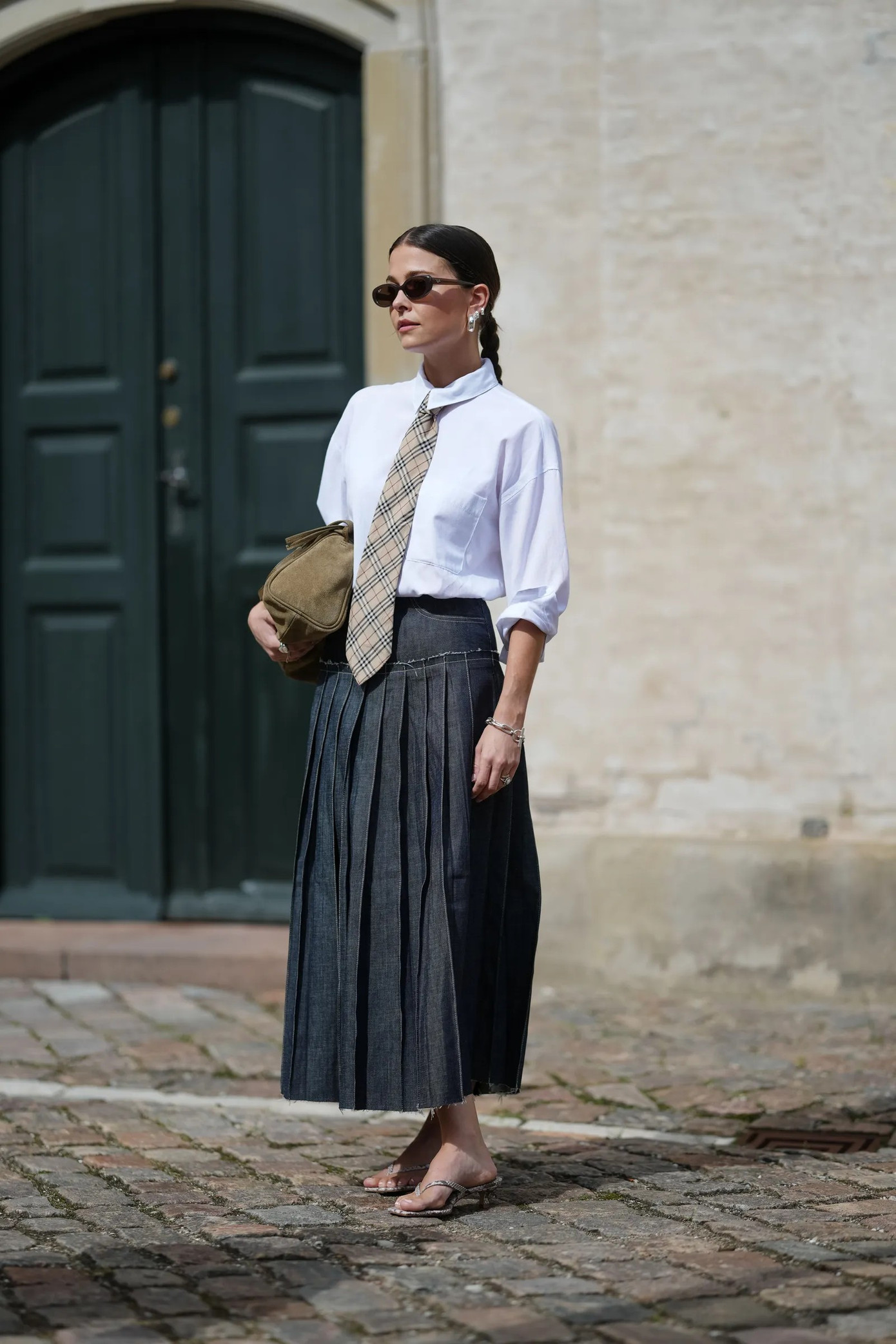 Cách phối đồ với chân váy denim dài theo xu hướng dự đoán hot nhất năm 2026 - Ảnh 2. Cách phối đồ với chân váy denim dài theo xu hướng dự đoán hot nhất năm 2026 - Ảnh 2.