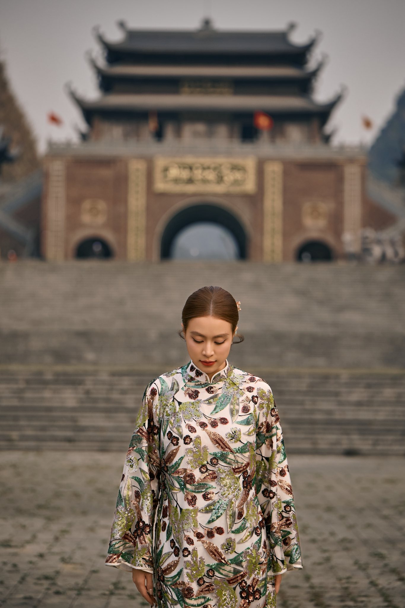 Hoàng Thùy Linh tỏa sáng với áo dài kim sa đẹp mắt trong dịp Tết 2026 - Ảnh 9.