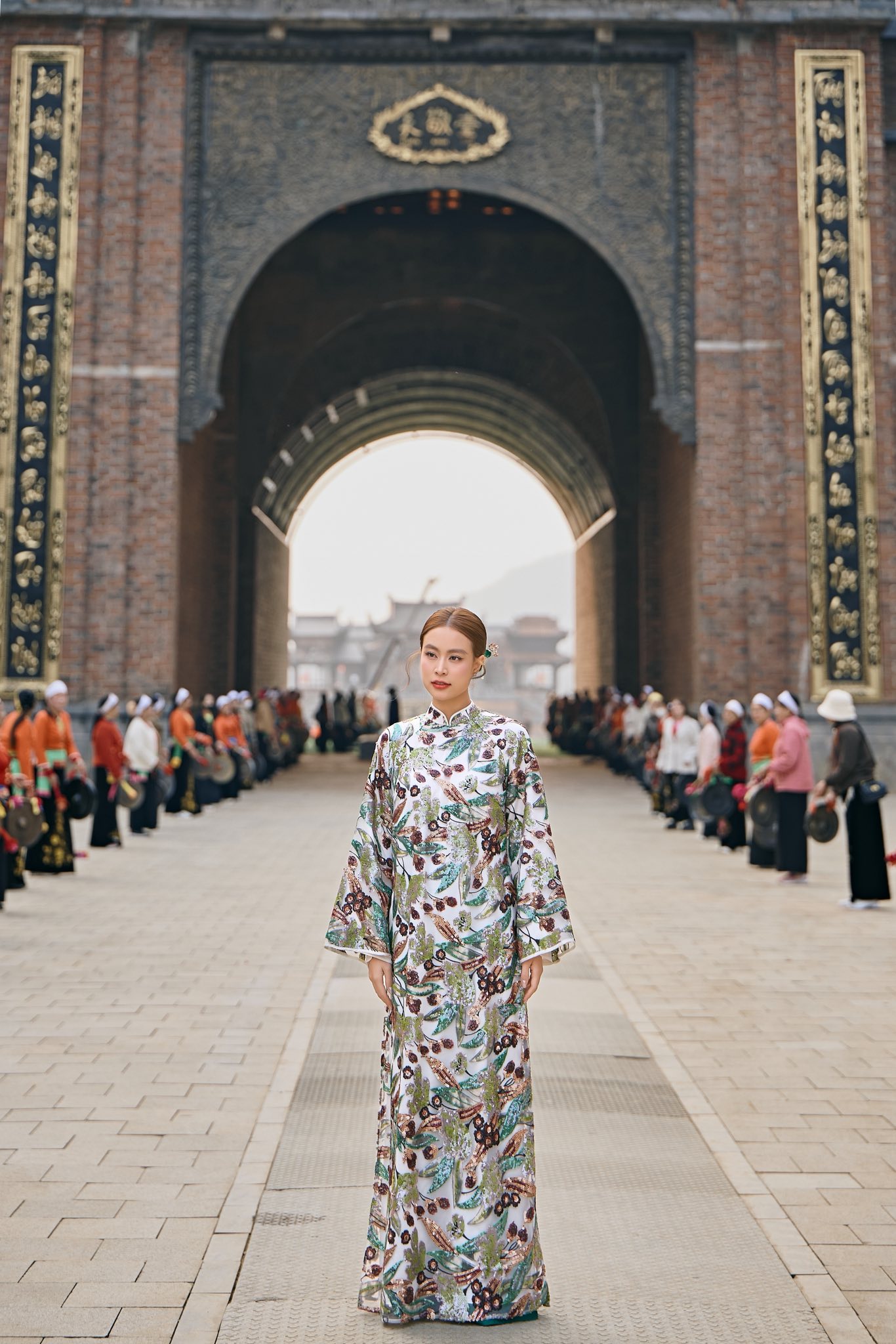 Hoàng Thùy Linh tỏa sáng với áo dài kim sa đẹp mắt trong dịp Tết 2026 - Ảnh 10.