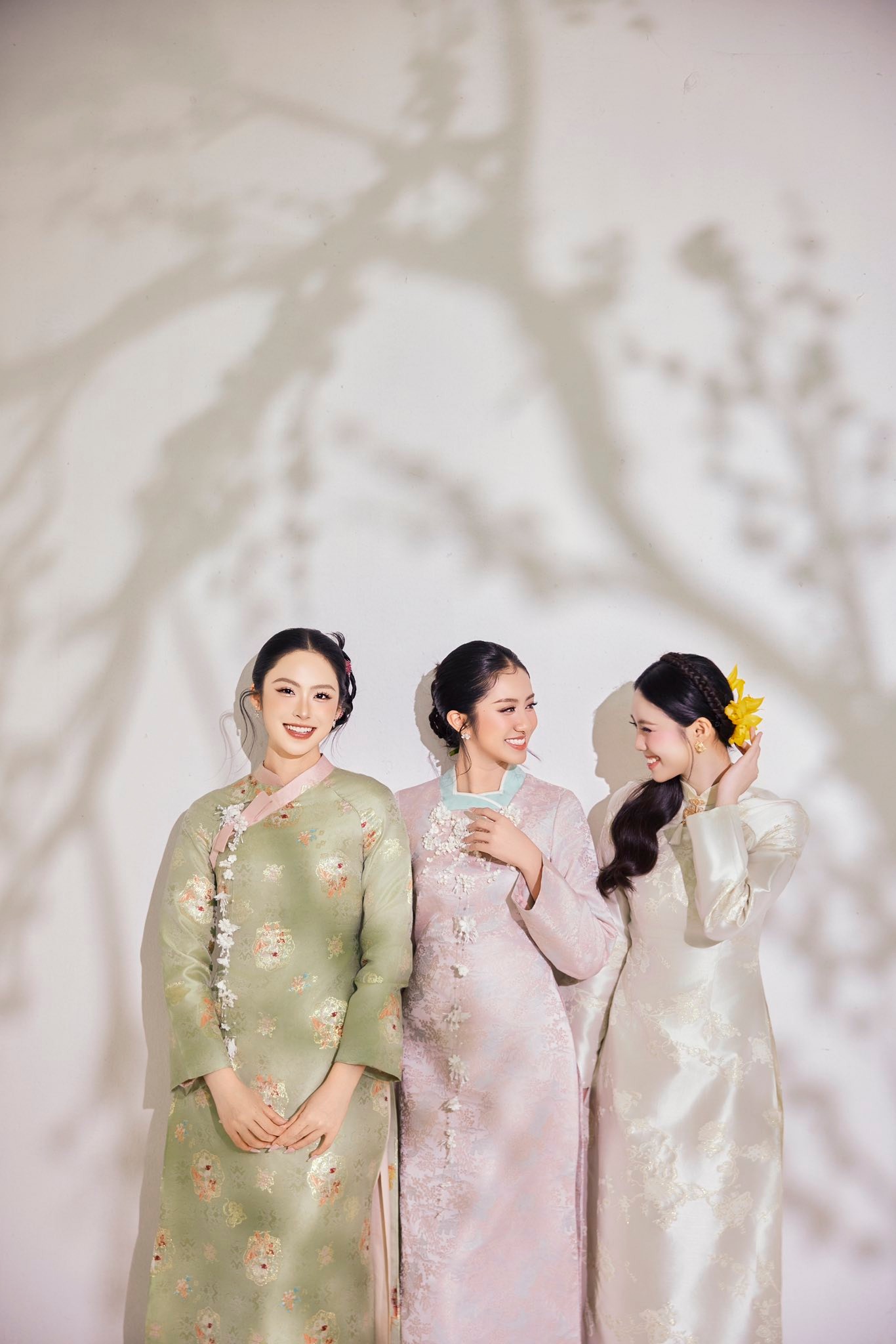 Hà Trúc Linh và 2 Á hậu xinh đẹp Trong áo dài Tết 2026 - Ảnh 2.