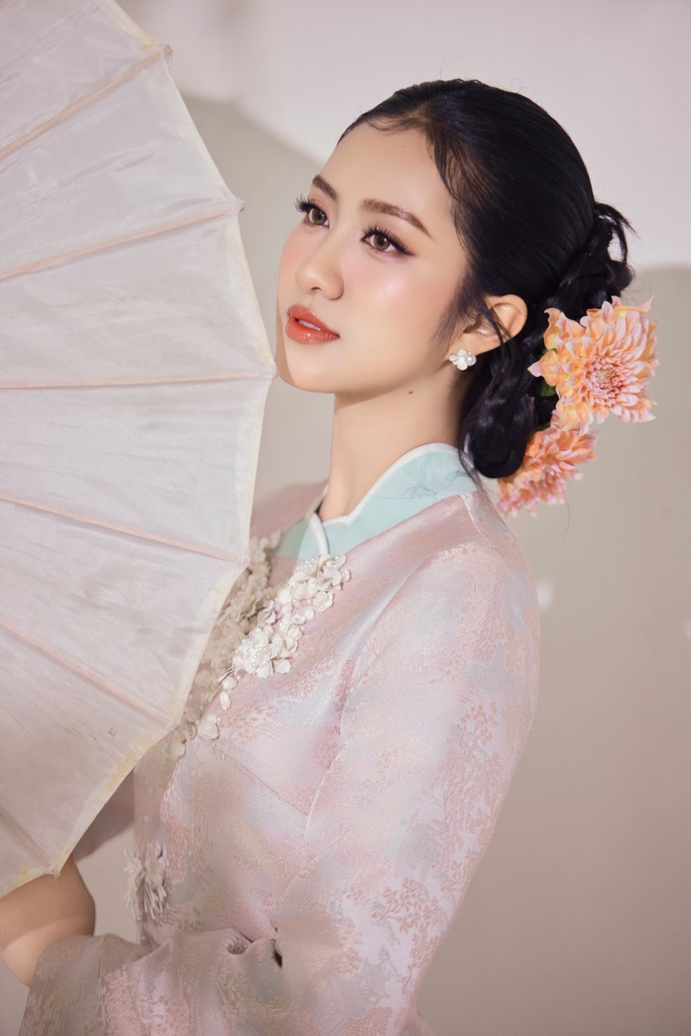 Hà Trúc Linh và 2 Á hậu xinh đẹp Trong áo dài Tết 2026 - Ảnh 3.