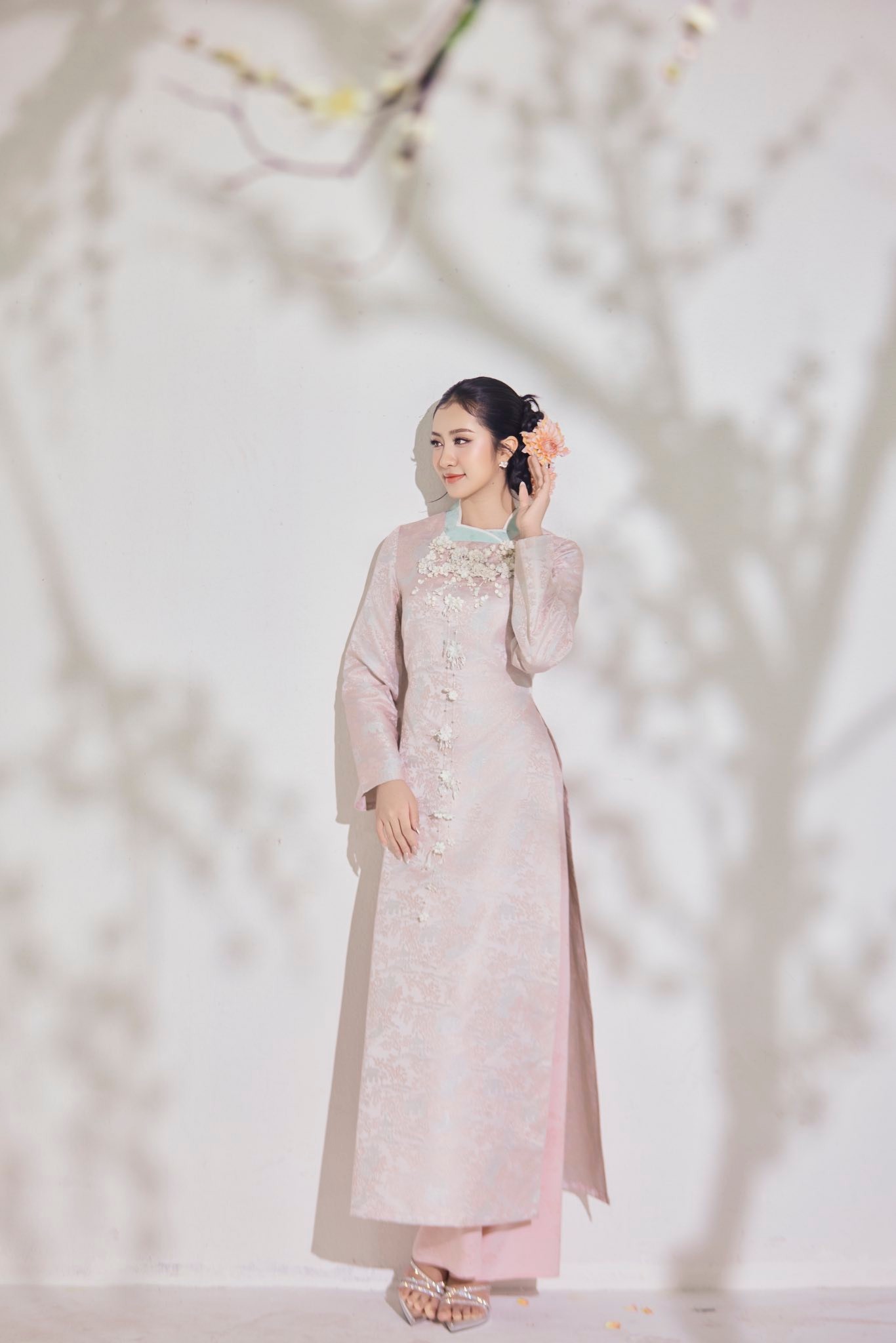 Hà Trúc Linh và 2 Á hậu xinh đẹp Trong áo dài Tết 2026 - Ảnh 5.