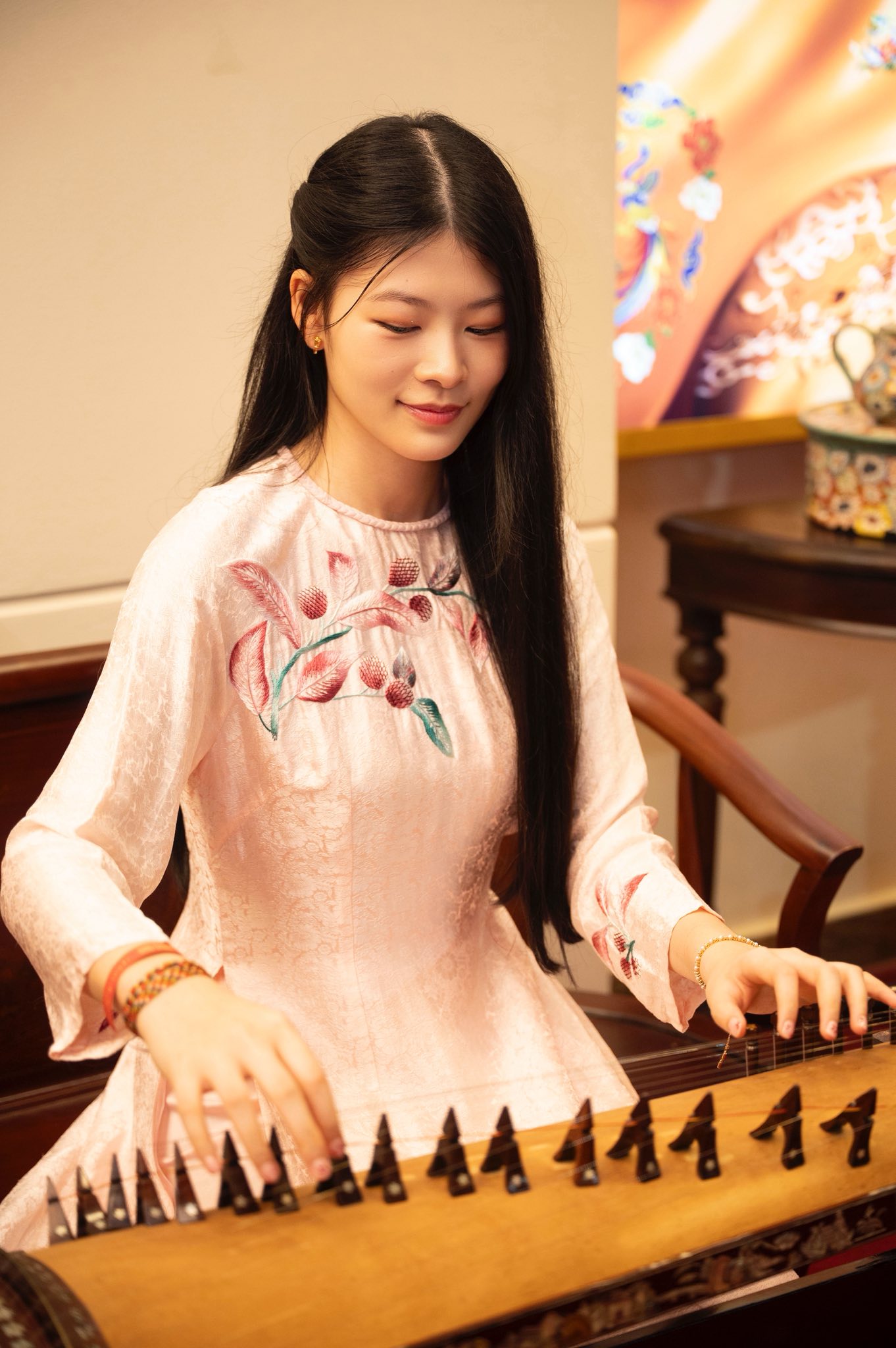 Vợ và hai con gái Bình Minh gây chú ý với bộ ảnh Tết 2026 - Ảnh 9. Vợ và hai con gái Bình Minh gây chú ý với bộ ảnh Tết 2026 - Ảnh 9.