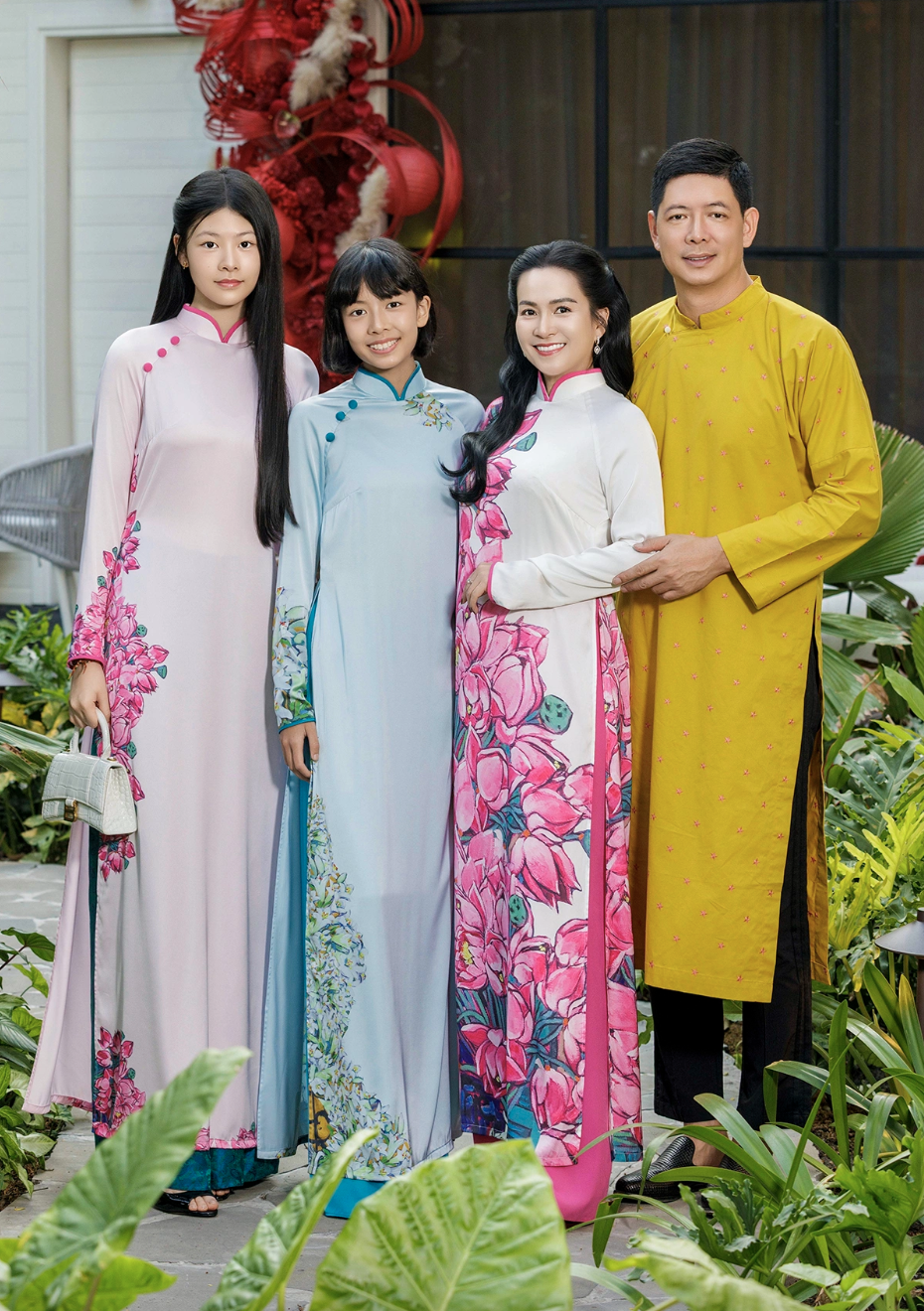 Vợ và hai con gái Bình Minh gây chú ý với bộ ảnh Tết 2026 - Ảnh 2. Vợ và hai con gái Bình Minh gây chú ý với bộ ảnh Tết 2026 - Ảnh 2.