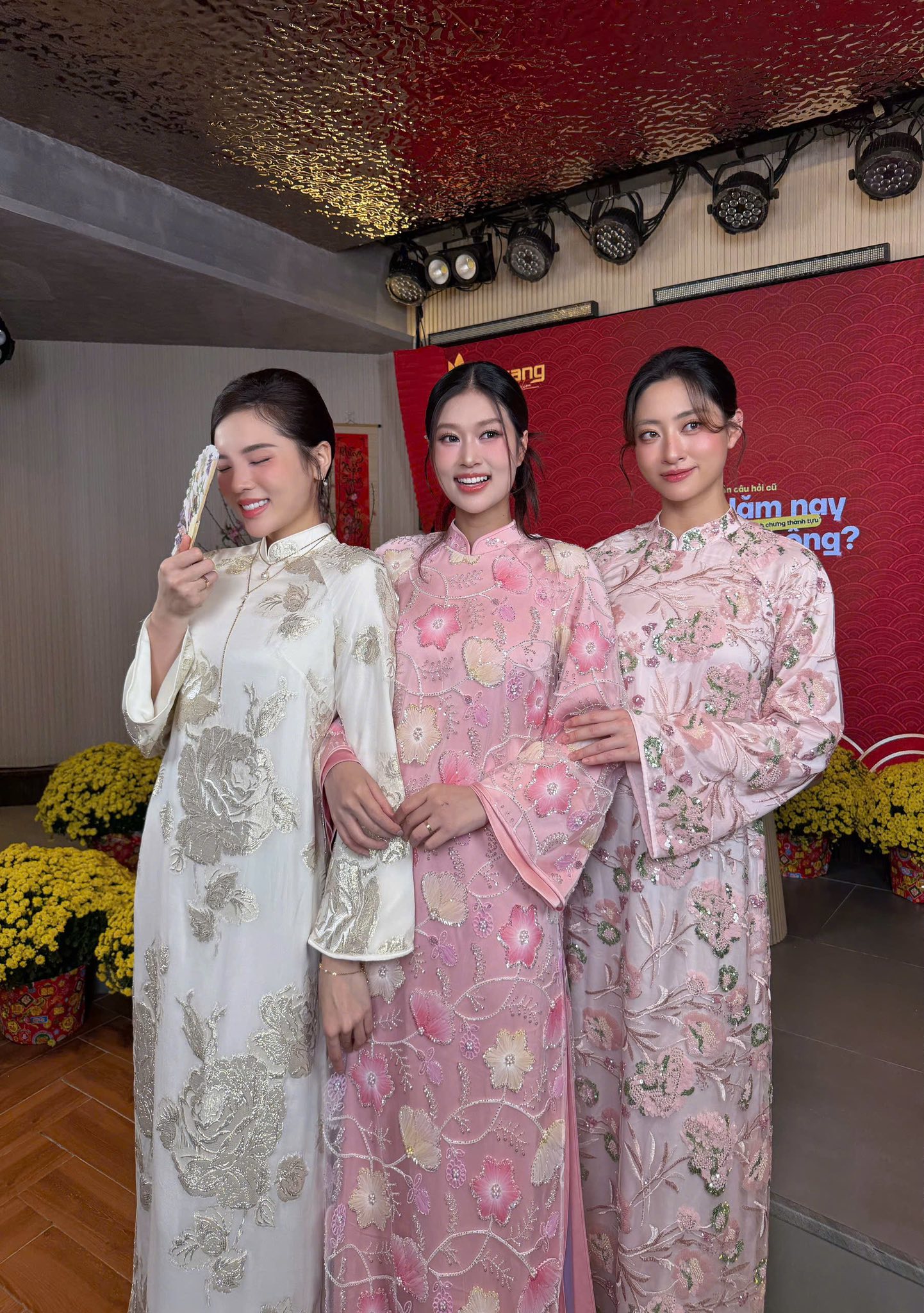 Lương thùy Linh và Kỳ Duyên xúng xính áo dài: Khoảnh khắc đẹp trong dịp cuối năm - Ảnh 3.