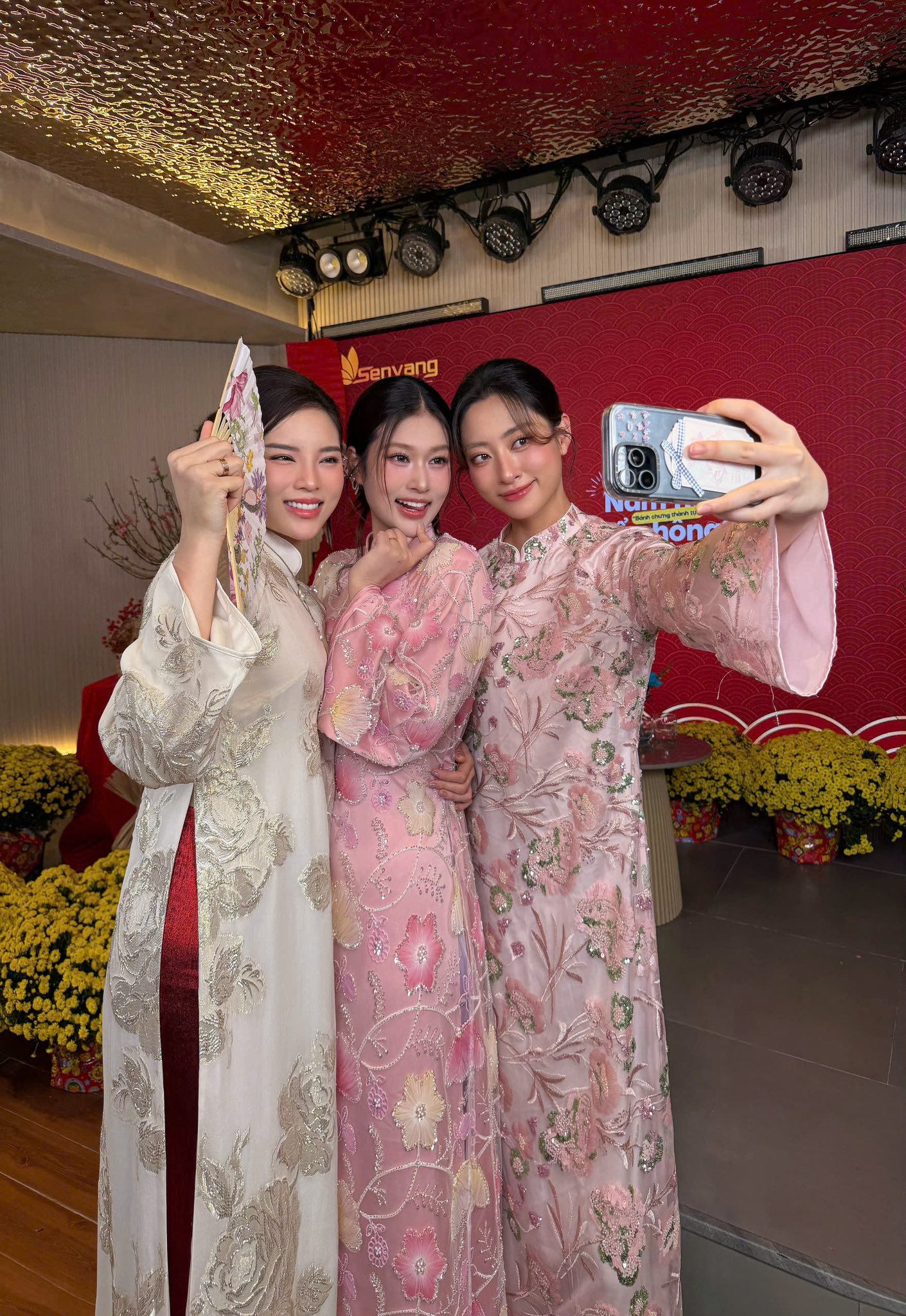 Lương thùy Linh và Kỳ Duyên xúng xính áo dài: Khoảnh khắc đẹp trong dịp cuối năm - Ảnh 4.