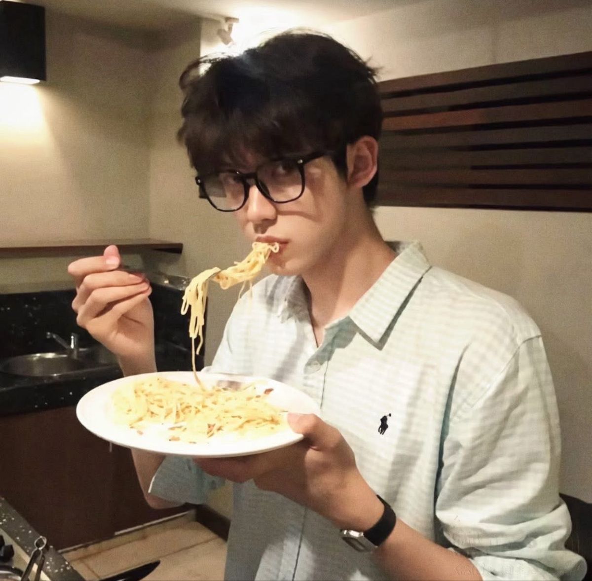 5 thói quen buổi tối âm thầm 'hại gan', hại thận nhưng rất nhiều người Việt vô tư làm mỗi ngày - Ảnh 2.