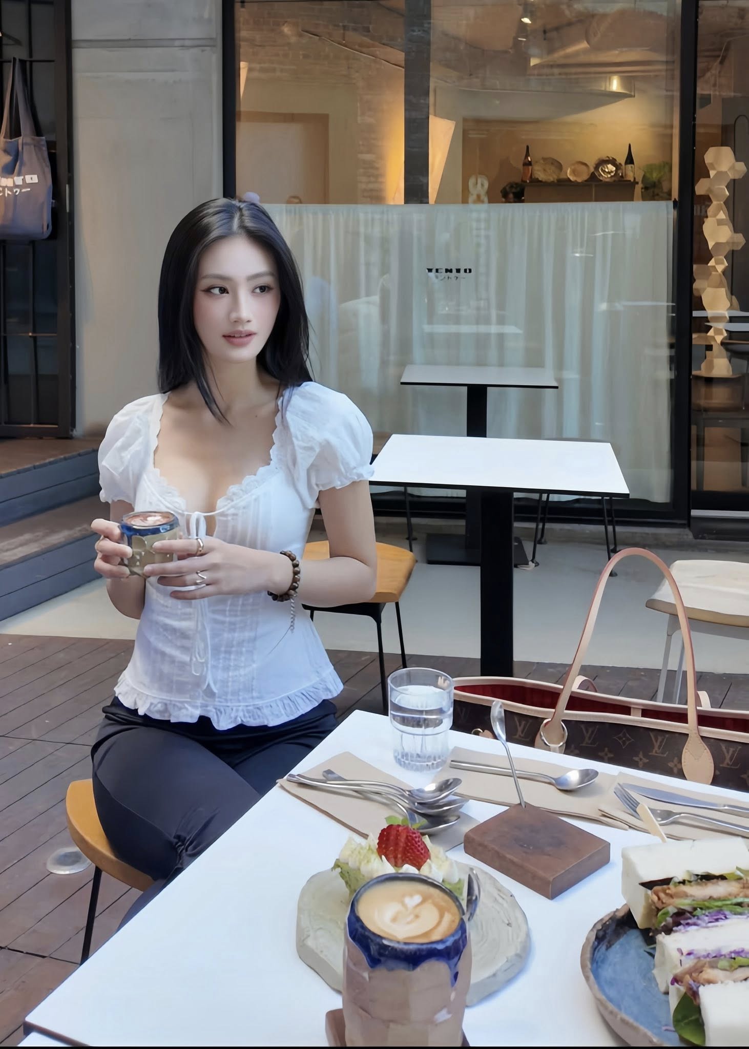 Hình ảnh mới nhất của Ý Nhi ở Úc gây chú ý với phong cách giản dị và quyến rũ - Ảnh 6.