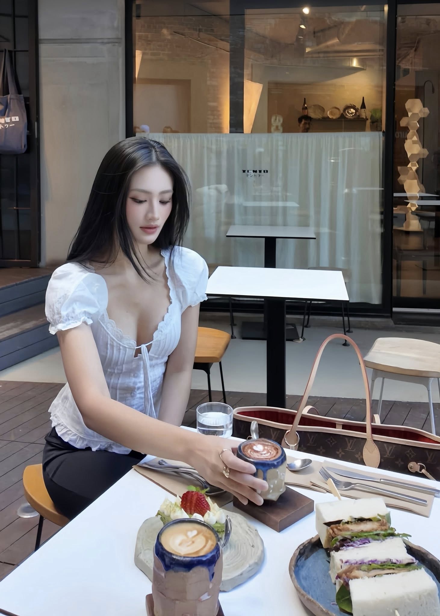 Hình ảnh mới nhất của Ý Nhi ở Úc gây chú ý với phong cách giản dị và quyến rũ - Ảnh 7.