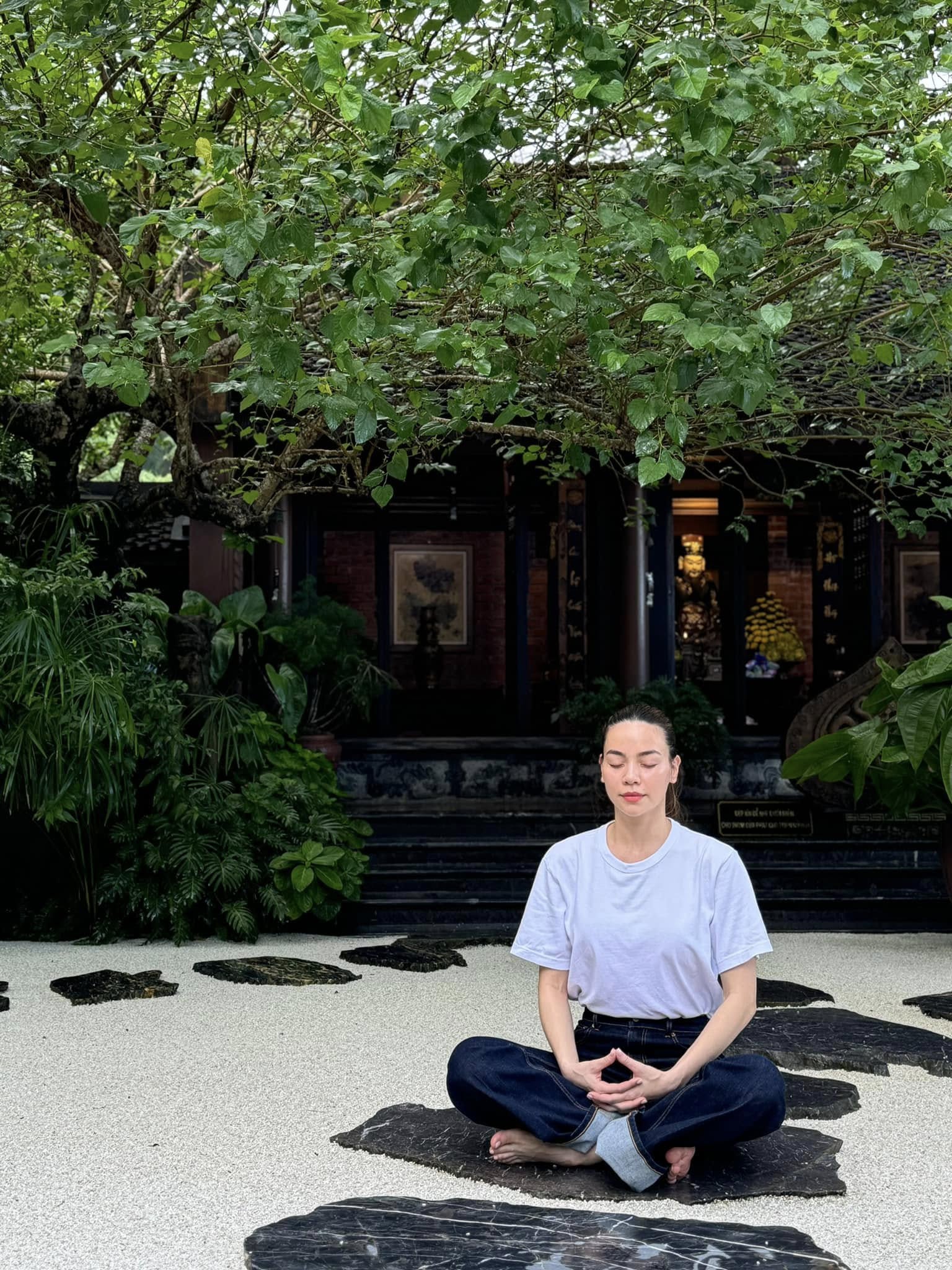 Học Hồ Ngọc Hà cách phối đồ màu trắng, tuổi trung niên cũng áp dụng được  - Ảnh 12.