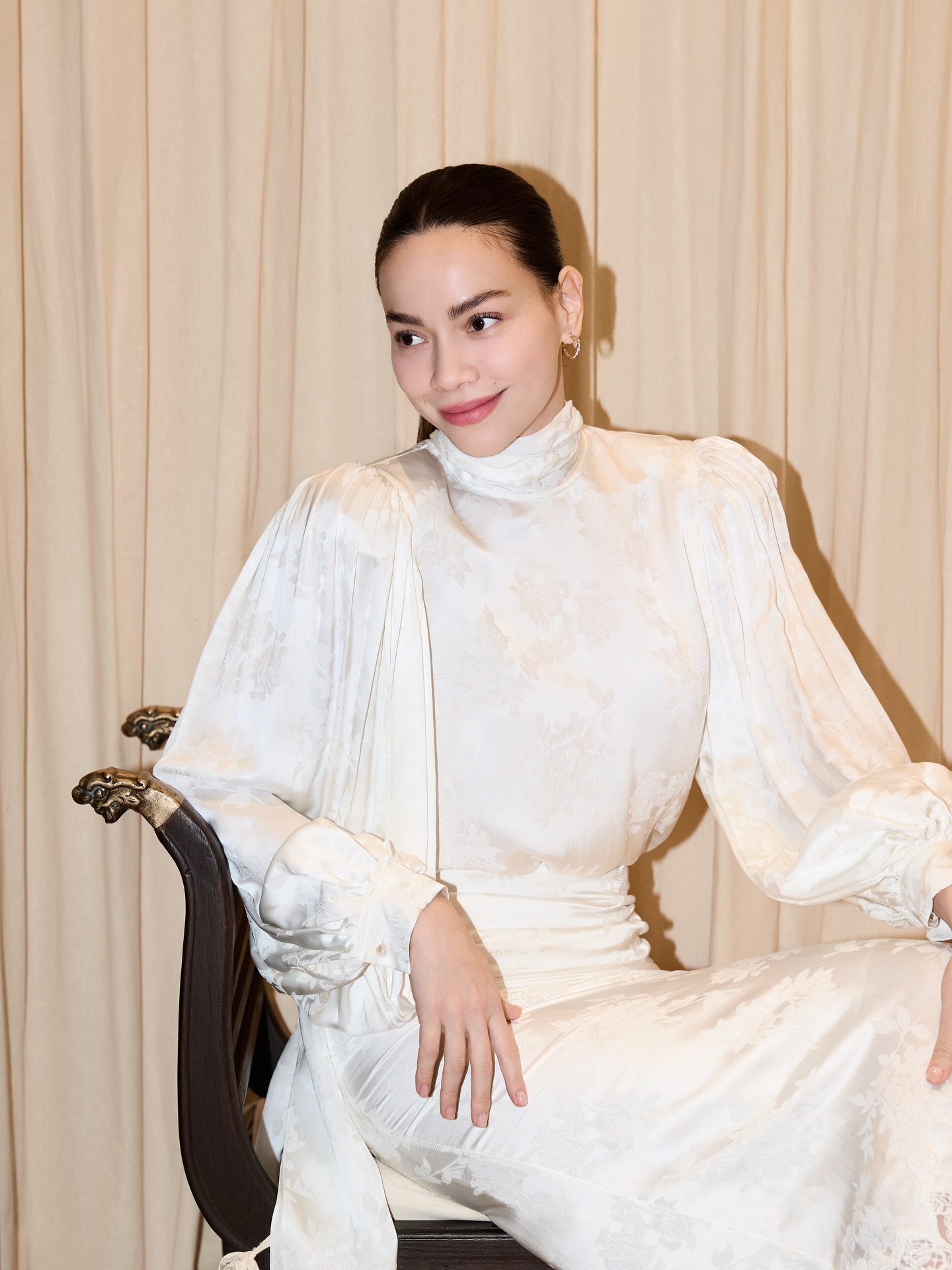 Học Hồ Ngọc Hà cách phối đồ màu trắng, tuổi trung niên cũng áp dụng được  - Ảnh 5.