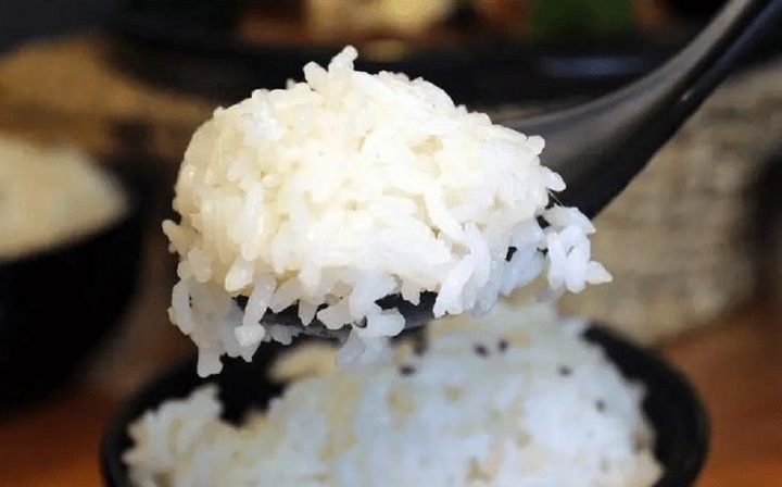 Khi nấu cơm, tại sao lại cho thêm giấm trắng và dầu ăn? - Ảnh 3.