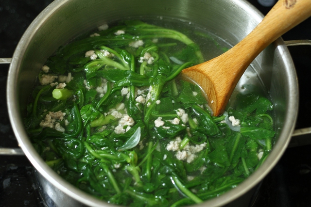 Loại rau rẻ tiền đang bán đầy chợ, người Việt nên ăn để kéo dài tuổi thọ - Ảnh 2.