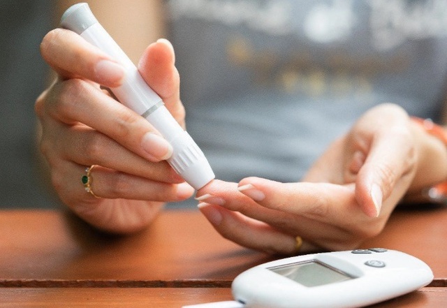 Mắc suy thận, tiểu đường, người phụ nữ 68 tuổi suýt mù mắt vì gặp biến chứng - Ảnh 2.