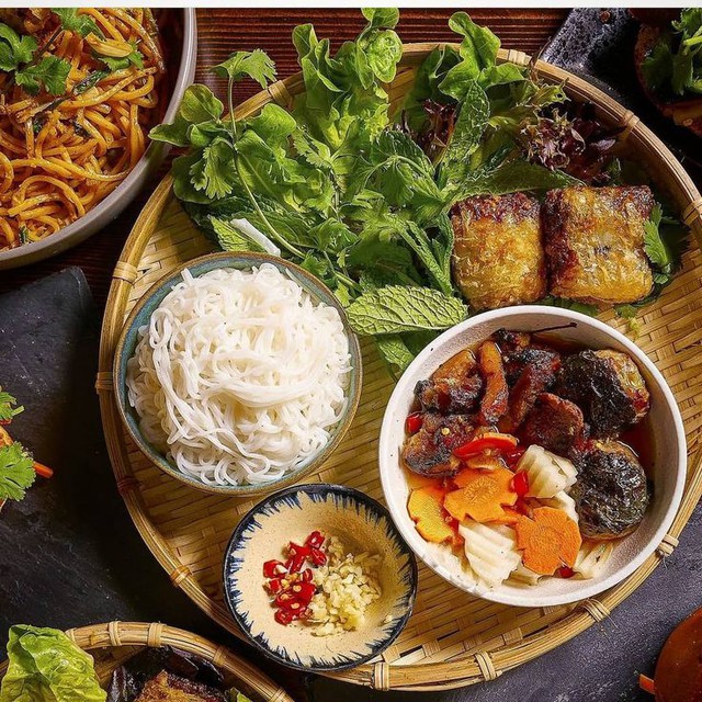 Bún thịt nướng được rất nhiều người yêu thích chứa tới 500 kcal: Ăn thế nào để không lo tăng cân? - Ảnh 2.