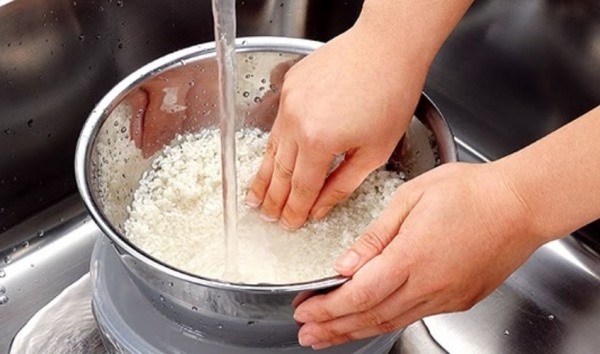 Thói quen vo gạo sai lầm khi nấu cơm ảnh hưởng đến sức khỏe gia đình - Ảnh 2.