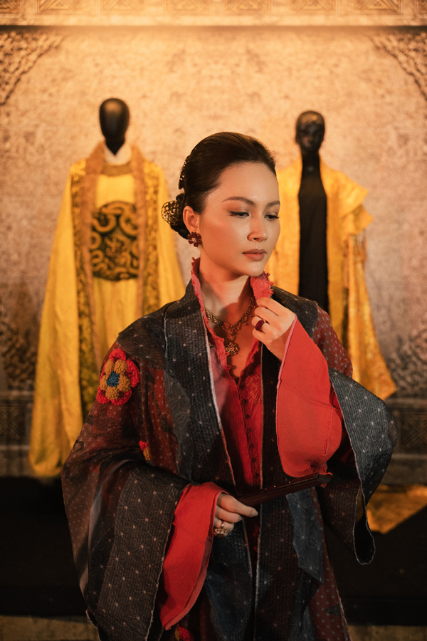 Mỹ nhân quê Bắc Ninh tuổi trung niên vào vai Hoàng hậu trong phim cổ trang về vua Đinh có nhan sắc ra sao? - Ảnh 2.